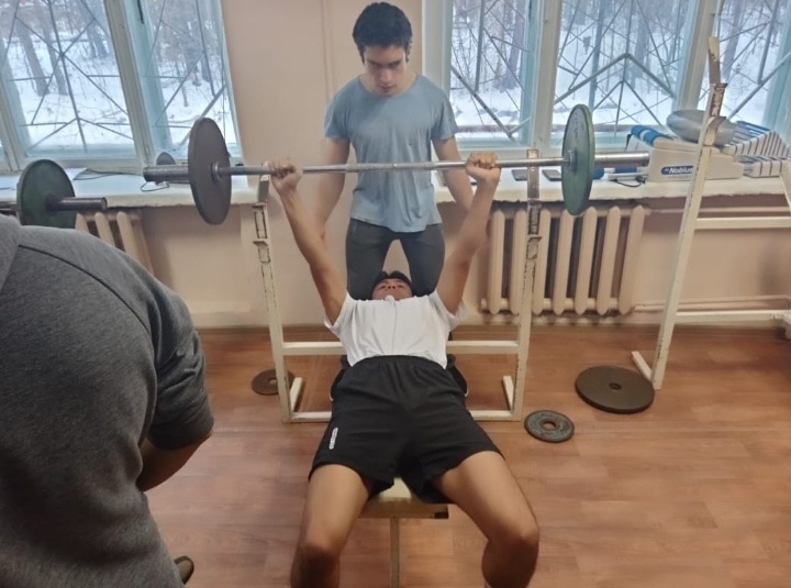 Соревнования по силовой подготовке в техникуме 